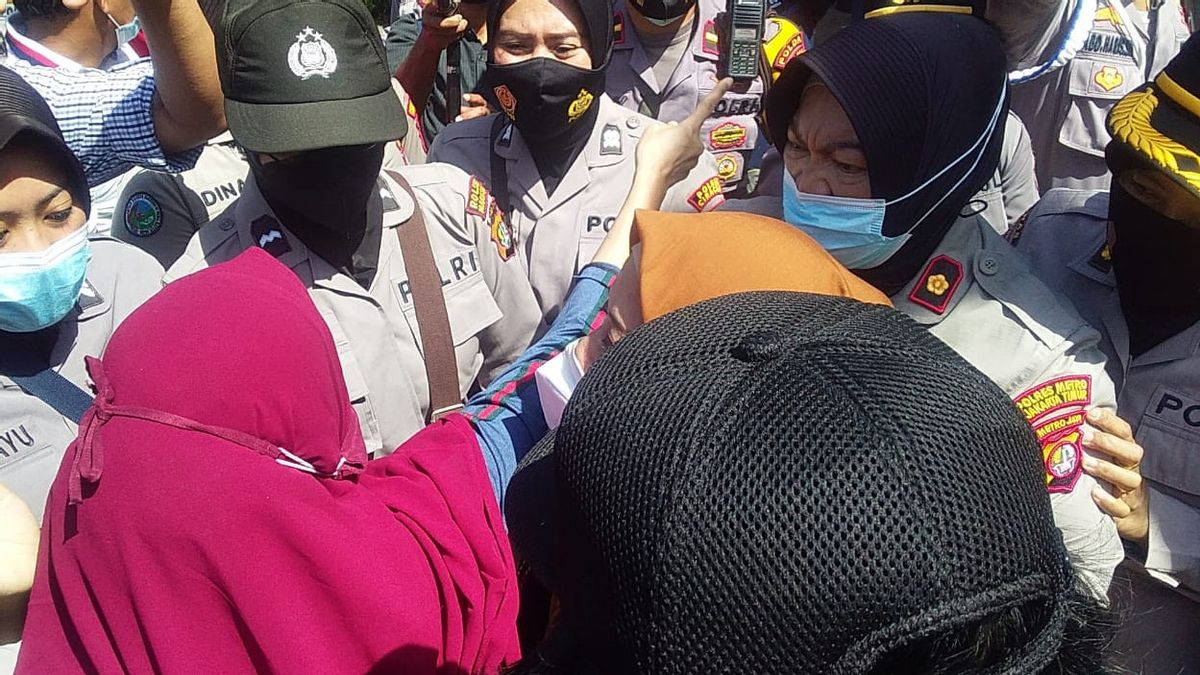 Les Femmes De Soutien De Rizieq Shihab Se Disputent Avec La Police Au Tribunal De District De Jakarta-Est