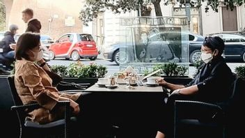 رؤية حميمية سري مولياني ووزير الخارجية ريتنو الذين هم بارد للشرب في مقهى إيطالي قبل مجموعة العشرين