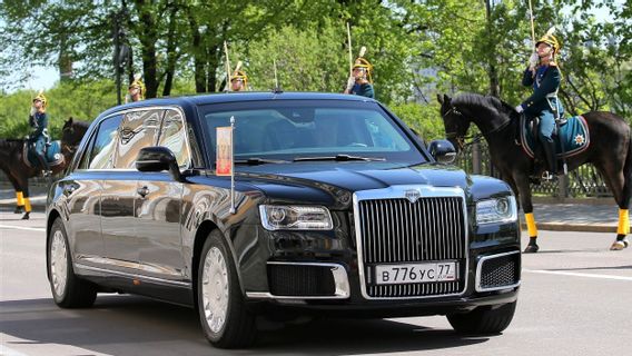 يقودها فلاديمير بوتين خلال حفل تنصيبه رئيسا، الإمارات العربية المتحدة تأمر سيارة أوروس الروسية سيدان الفاخرة بكميات كبيرة