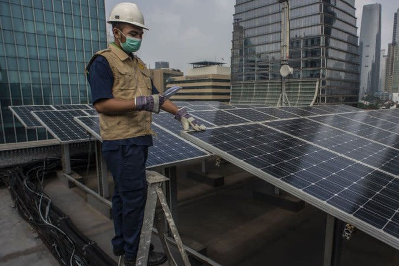 より効率的に、エネルギー鉱物資源省は、太陽光発電所の設置コストが80%減少したと述べています