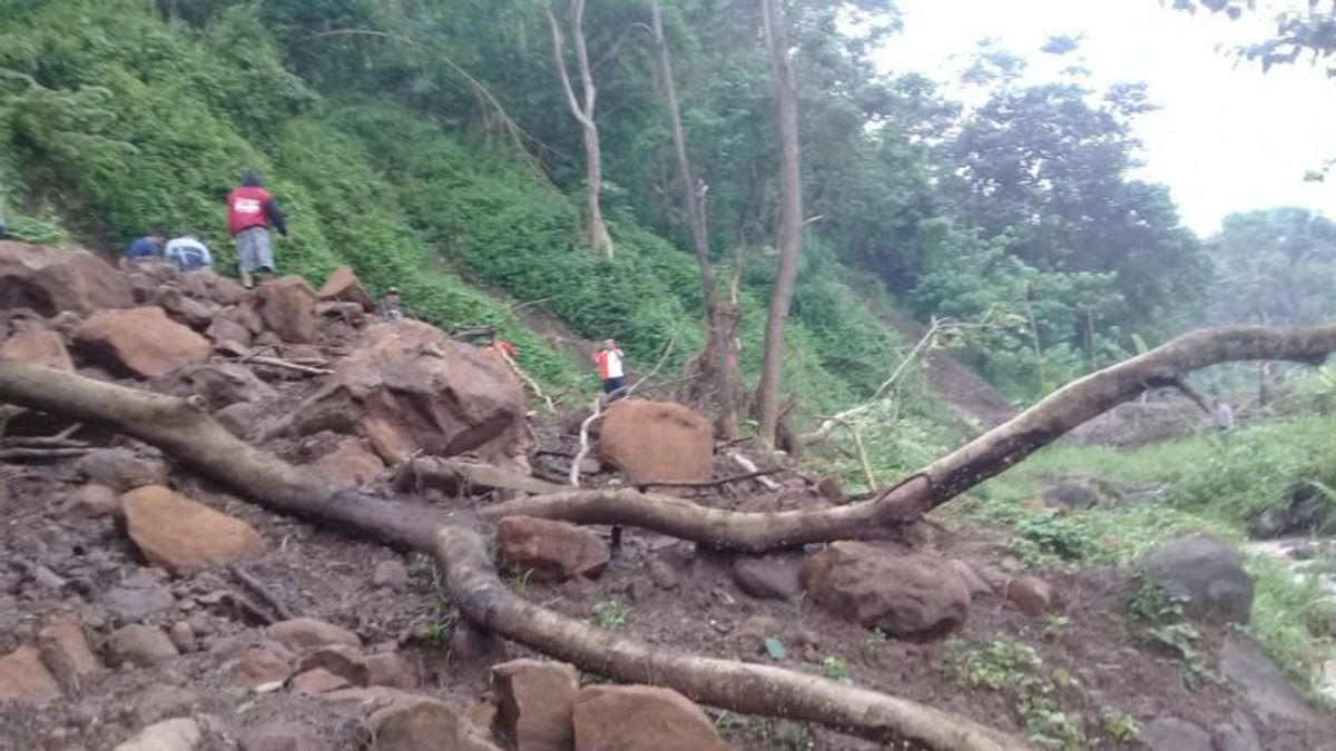 Landslides In North Sumatra's Humbahas Pakkat Kill 2 People, 6 Injured