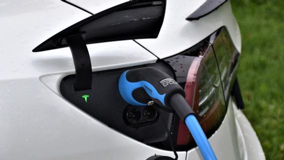 人々は電気自動車が大気汚染を減らすことができることを認識しているが、それでも購入に消極的である