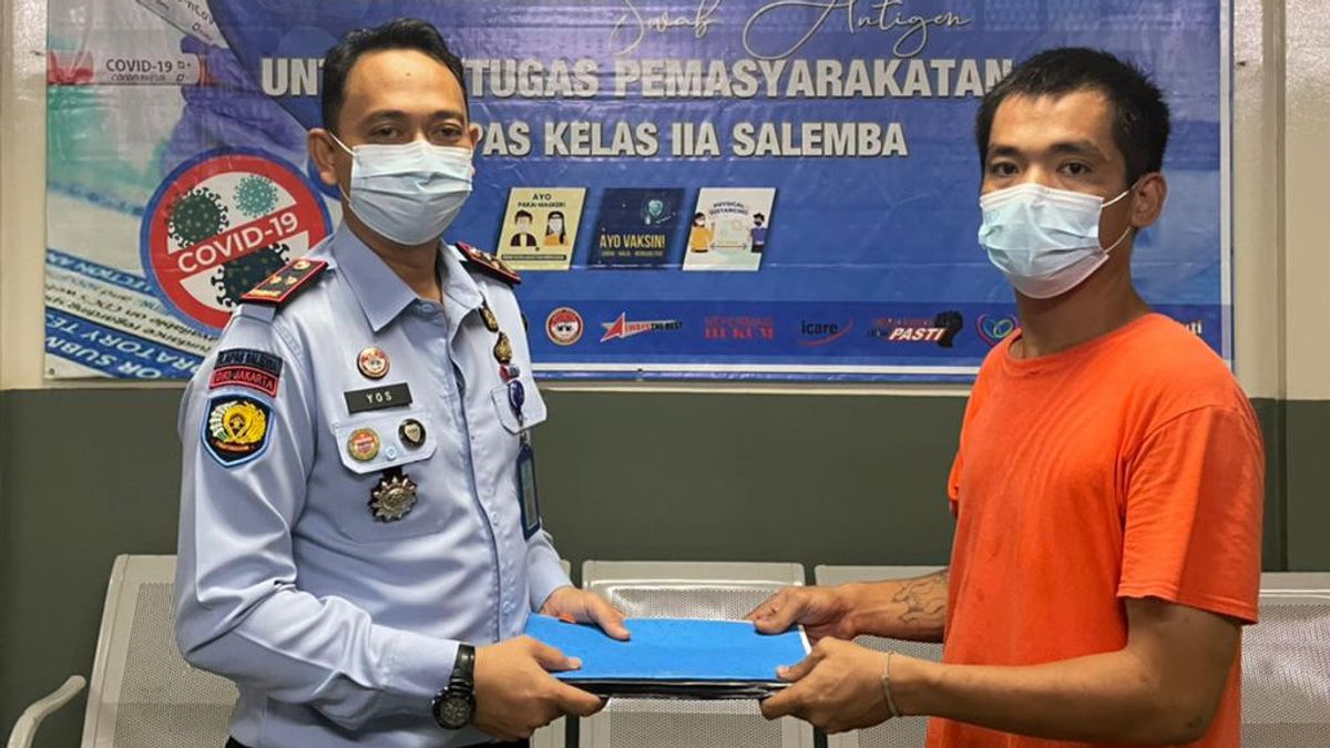 58 Prisoners In Class 1 Central Jakarta Prison And 93 Prisoners In Class IIA Salemba Prison Receive Christmas Remission