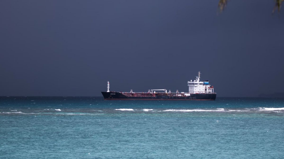 Russian Tanker Ship Oil Spill Of Black Sea Pollution, 4 Thousand Volunteers Clean The Beach