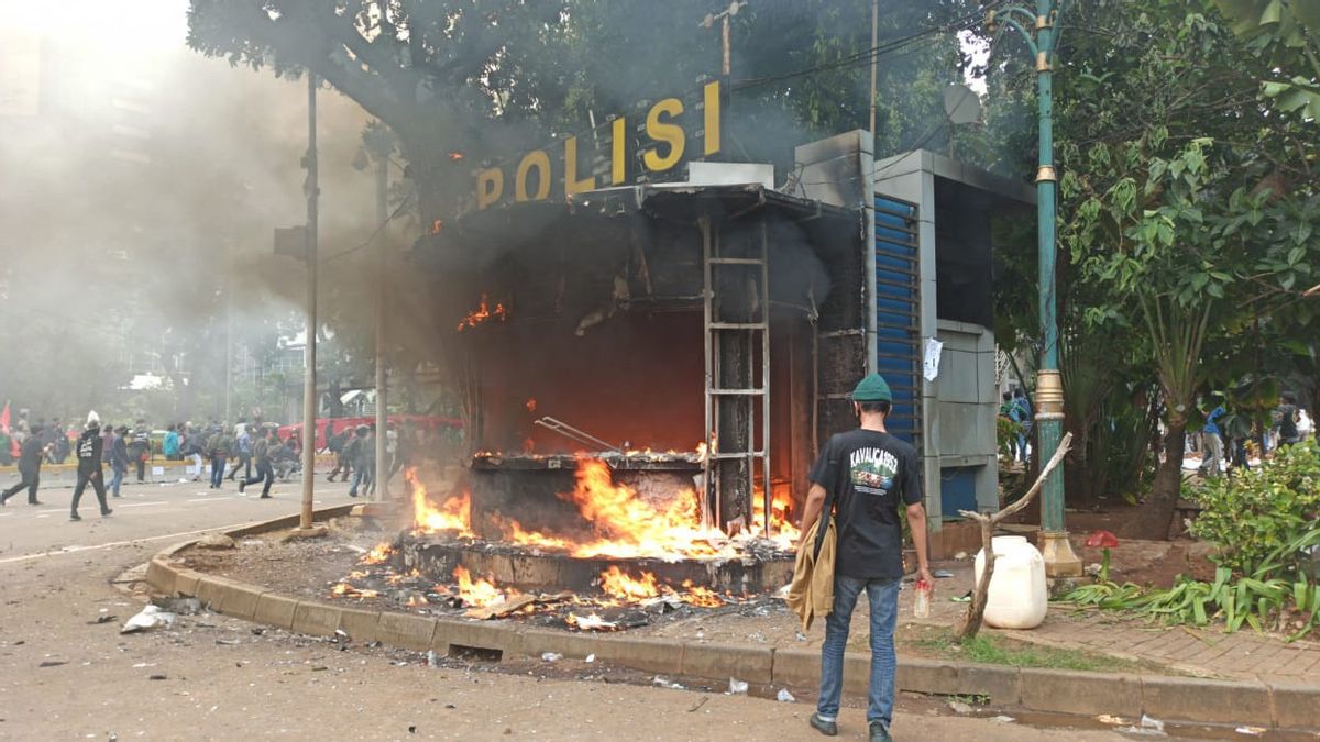 Une Manifestation Chaotique Rejette La Loi Sur La Création D'emplois, Les Postes De Police Incendiés Et Les Arrêts De Bus De Transjakarta