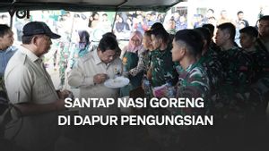 Presiden Prabowo Santap Nasi Goreng Telur Ceplok Bersama Warga di Dapur Pengungsian Agam Sumbar