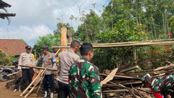 Hujan Lebat 2 Jam, Rumah Warga di Trenggalek Ambruk