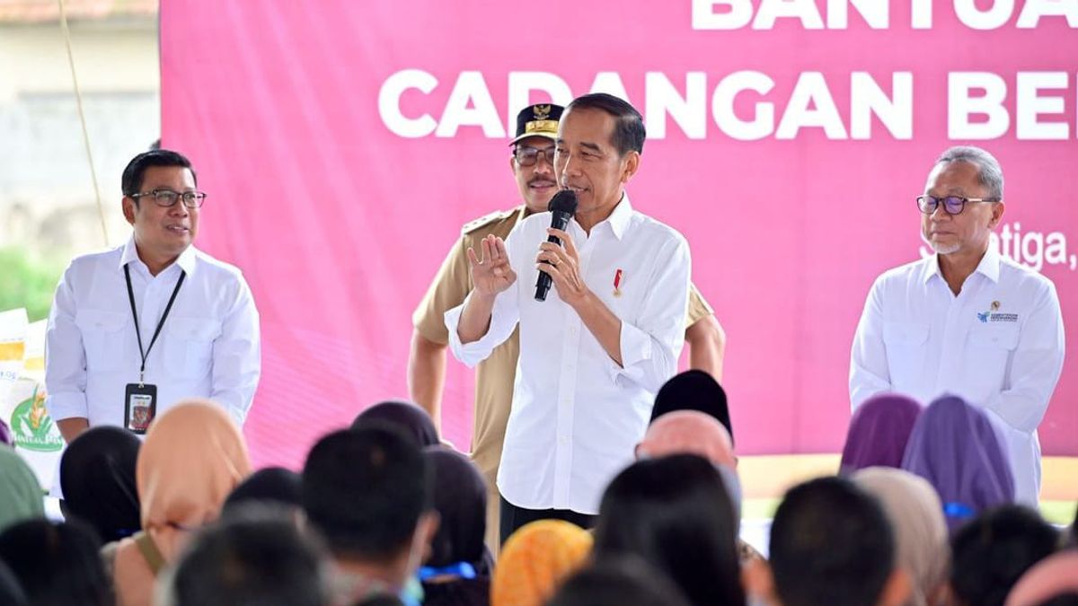 Le président Jokowi fournit une aide alimentaire au CBP à Temanggung