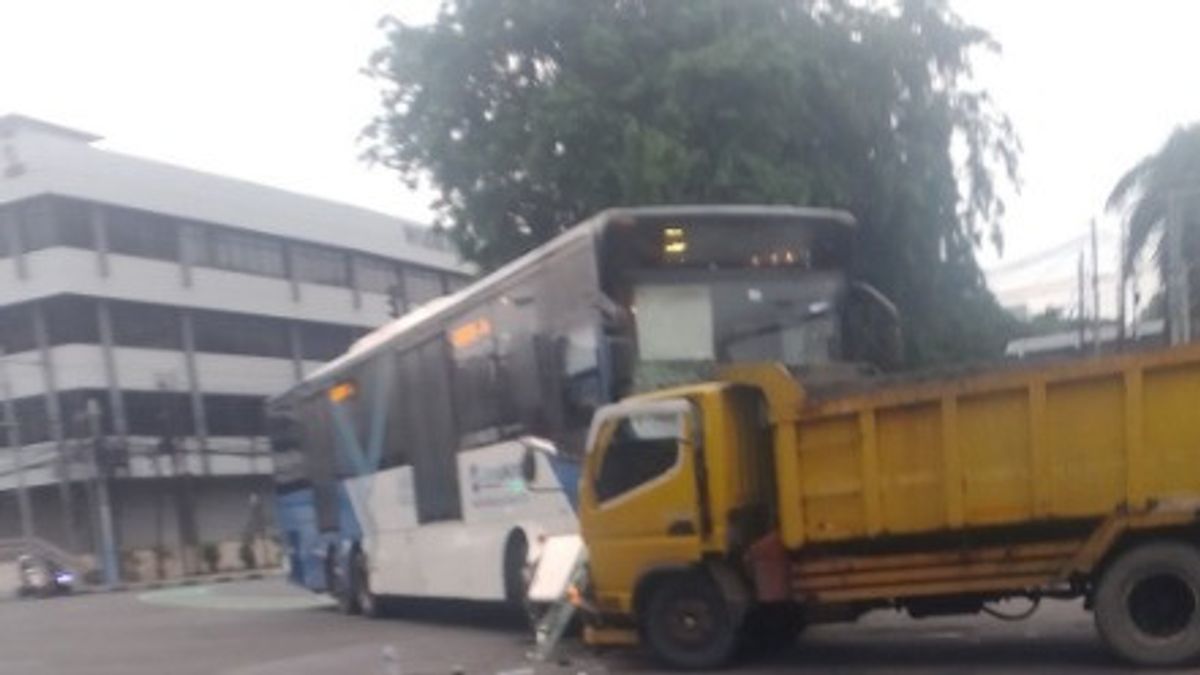 Transjakarta Bus Collision In Cideng, Central Jakarta, Passenger Selamat