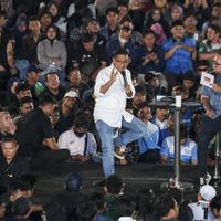 Warga Bentangkan Spanduk ‘Kami Pilih Ganjar’ Saat Jokowi Melintas, Anies: Aspirasi Rakyat Tak Bisa Diatur Negara 