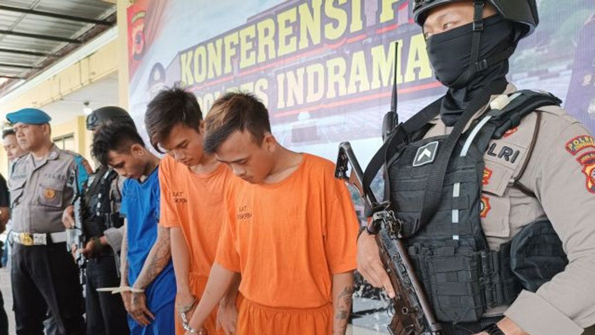 These 2 Men Are Specialists In Thieves Of Cross-regional Vehicles, Try To Fight When Arrested In Their Homes In Indramayu