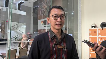 KPKは、検査後に逃亡した税関職員は、輸入業者から金を受け取ったと疑われていると述べた 