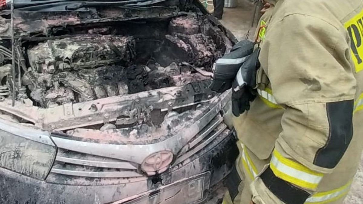 Black Toyota Altis Caught Fire In Meruya Due To Engine Overhead