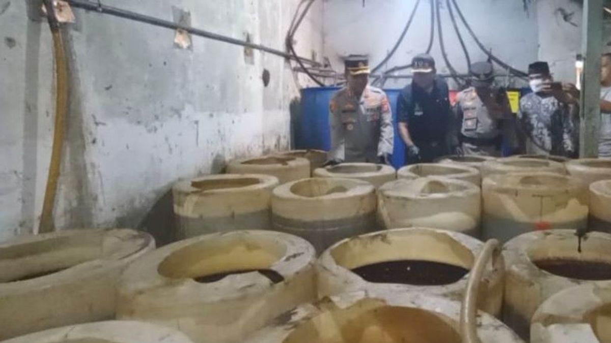 Polisi Tutup Pabrik Rumahan Miras Arjo di Madiun