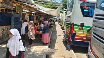 Ketika Pengunjung Kota Tua Makan Mie Instan Rasa Asap Knalpot Bus, Timbul Masalah Baru
