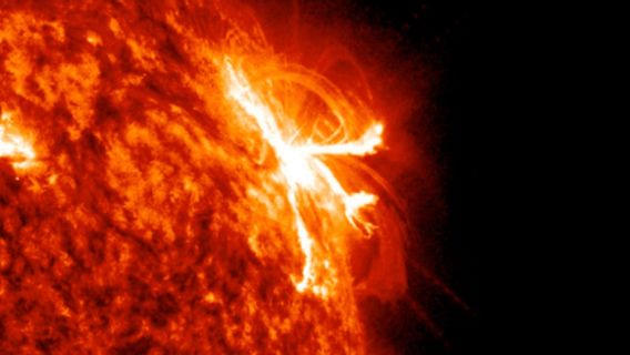 NASAは電波遮断を引き起こす強い太陽フレア爆発を捉えます