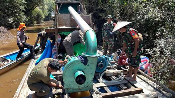 Enforcement, Officials Burn Illegal Gold Mining Equipment In Suhaid West Kalimantan