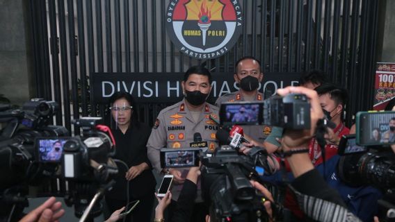 Arteria Dahlan Uses Same Number Plates On 5 Cars, Police: Only Pajero Registered