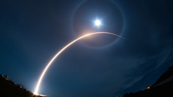 جاكرتا - أعادت سبيس إكس إطلاق 23 قمرا صناعيا من ستارلينك باستخدام صواريخ فالكون 9