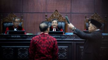 d’enquête sur l’objet d’un arrêt, MK demandant Hasto-DPR-Gouvernement de tirer des conclusions