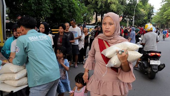 Mahasiswa UBK Salurkan Ratusan Paket Beras ke Warga di Tengah Ekonomi Sulit