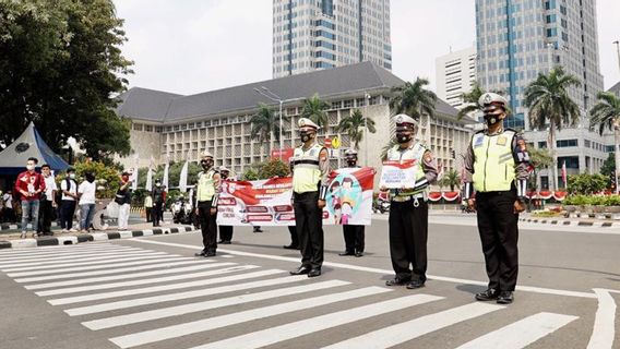 Ragam Respons Warga Pukul 10.17, Ada yang Acuh-Ada yang Sikap Sempurna