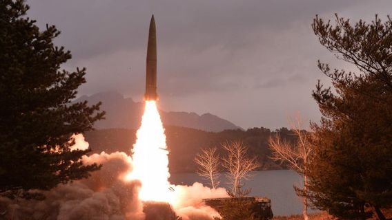 كوريا الشمالية تطلق صواريخ باليستية في البحر الشرقي قبل زيارة كوريا الجنوبية الرئاسية لليابان