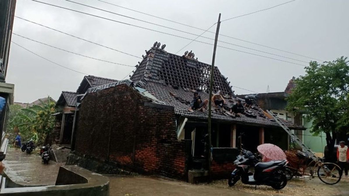 Puting Beliung Terjang 2 Desa di Kudus, Puluhan Rumah Rusak Ringan hingga Sedang