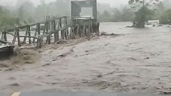 Impact Of Estrem Rain In Central Maluku, Crossed Island Trans Line To Damaged Bridge