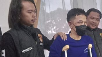 Banyumas Kemukusan的一家黄金店劫匪被捕,他的腿被大规模殴打