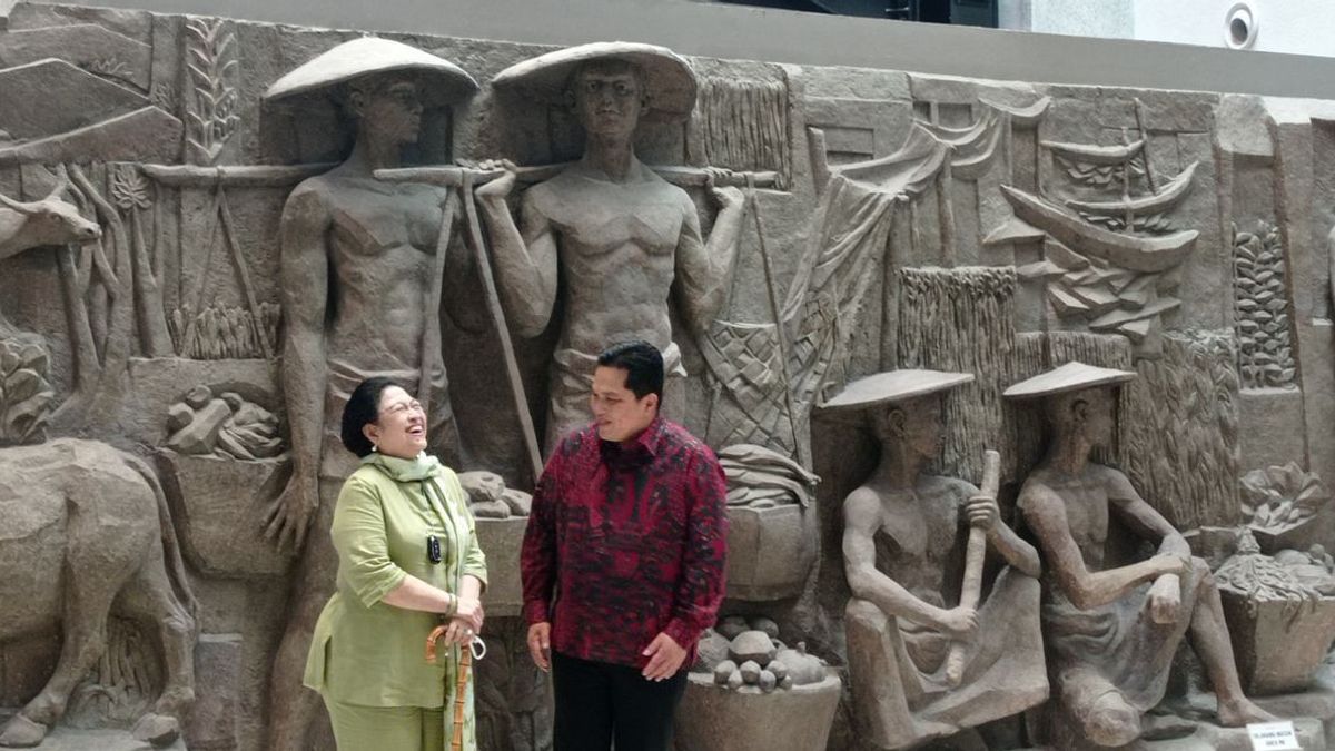 Erick Thohir In Red Batik Accompanies Megawati Around Sarinah