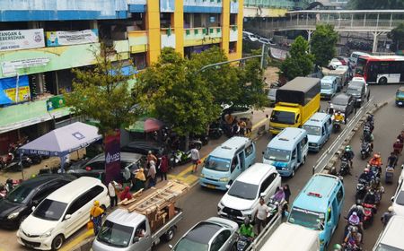 Angkot Berhenti Sembarangan dan Banyak Parkir Liar, Macet di Pasar Tanah Abang Seperti ‘Tidak Ada Obatnya’