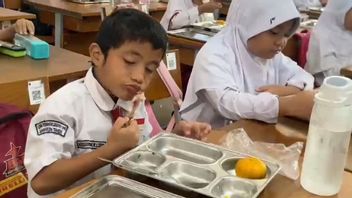 Murid SD di Jaktim Dapat Makan Bergizi Gratis, Santap Ayam Tersisa Tulang