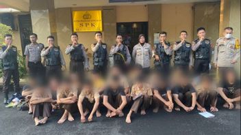 鋭利な武器を持って、スカウトの制服を着た18人の高校生がジャクバル警察署に追いやられます