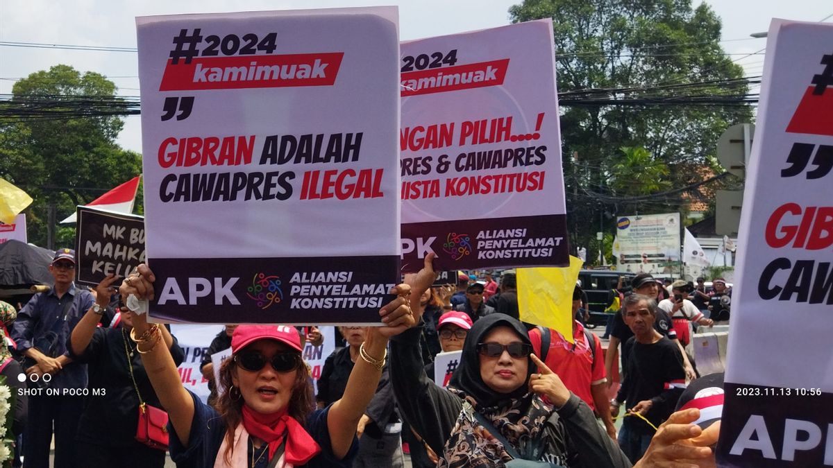 Bringing Yellow And Keranda Flags, Demonstrators Flood The Indonesian KPU Building With 'Gibran Illegal Vice Presidential Candidate' Posters