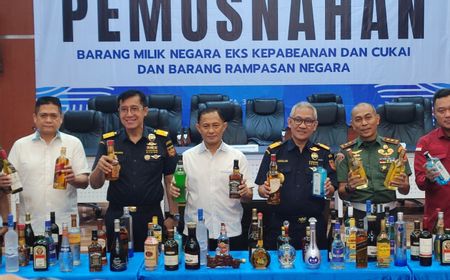 Lindungi Ekonomi Indonesia, Ratusan Ribu Botol Miras Terkenal Dimusnahkan Bea Cukai