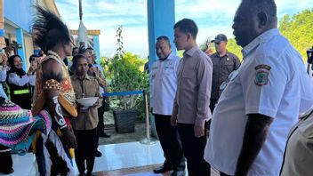 Vice-Président Gibran suit la coutume « Mansorandak » lors de sa première visite à Raja Ampat