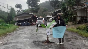 旅行者によって渡されます、Cianjurコミュニティはすぐに修復されるために損傷した道路を要求します