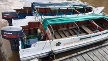 Customs And Excise Grants 2 Wooden Speedboats Worth Rp. 100 Million To The Regency Government Of Indragiri Hilir Riau
