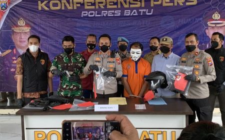 Pria di Kota Batu Acungkan Pistol karena Diserempet Pengendara Lain di Jalanan