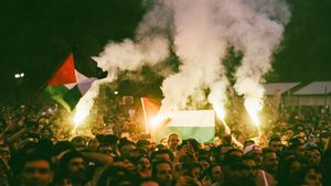 Hadiri Sidang di London, Musisi 'Kneecap' Aktif Bela Palestina Disambut Ratusan Pendukung
