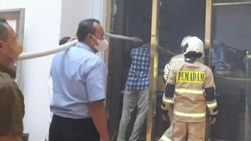 Firefighters Say The Puff Of Smoke At Plaza Senayan Came From A Computer Transformer In One Of The Shops