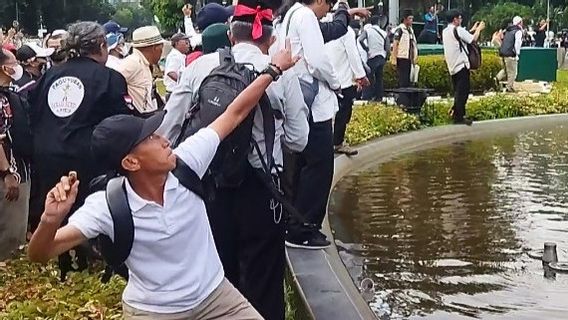 Les masses de Kubu Anies et Prabowo Conflit dans une statue d’équard : « Monsieur le chef de la police, cher amour, le vrai amour de Dong »