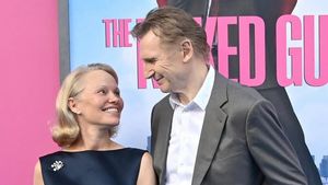 Pamela Anderson Ngaku Ada ‘Cinlok’ dengan Liam Neeson