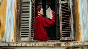 Rayakan Imlek, Contek 4 Inspirasi Penggunaan Outfit Serba Merah ala Designer