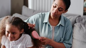 4 Tips Merapikan Rambut Anak yang Tak Mau Disisir