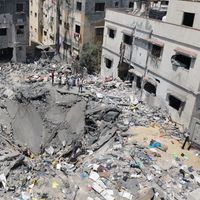 Warga Gaza Gunakan Puing-puing Bangunan untuk Memperbaiki Jalan
