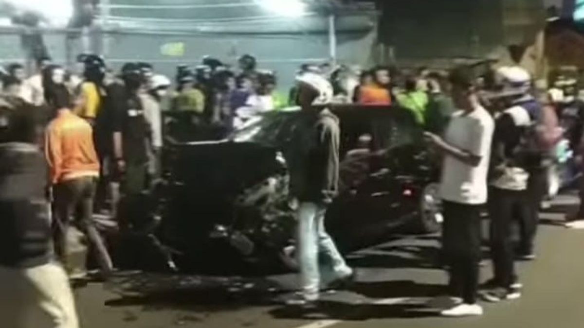 本田Brio黑色Ugal-ugalan在Palmerah，警方说司机在被摩托车手撞到后惊慌失措