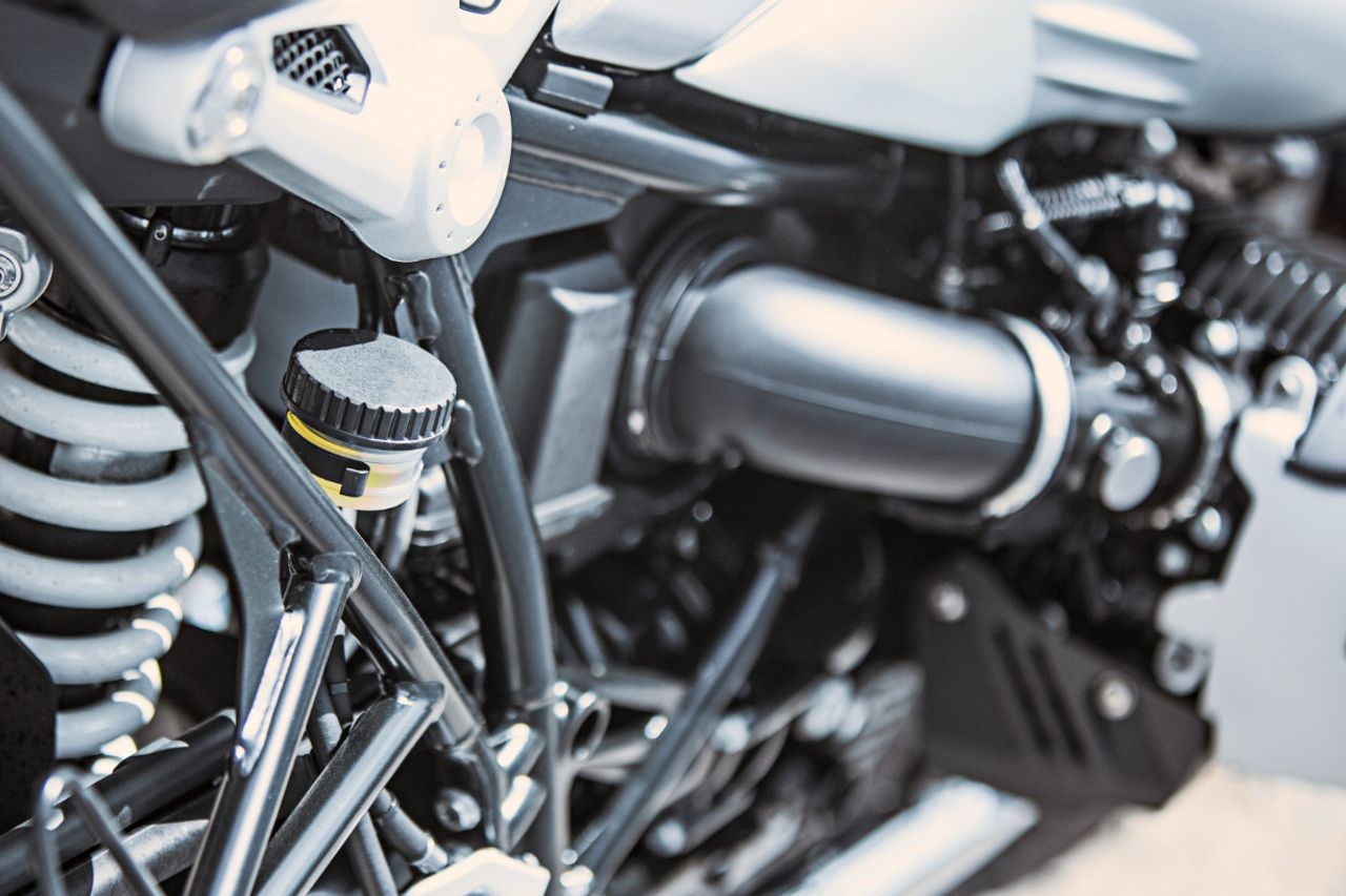 バイクの損傷した後部ショックの兆候、遅くなる前の即時サービス