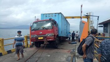 牛奶货运卡车在凯塔邦港班尤旺吉几乎坠入大海